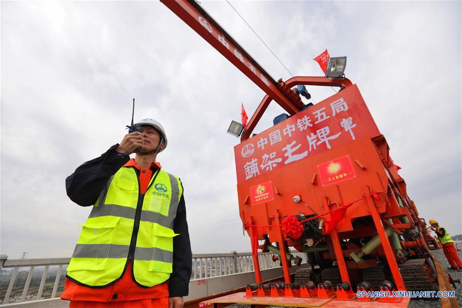 CHINA-GUIZHOU-FERROCARRIL INTERURBANO-COLOCACION DE VIAS
