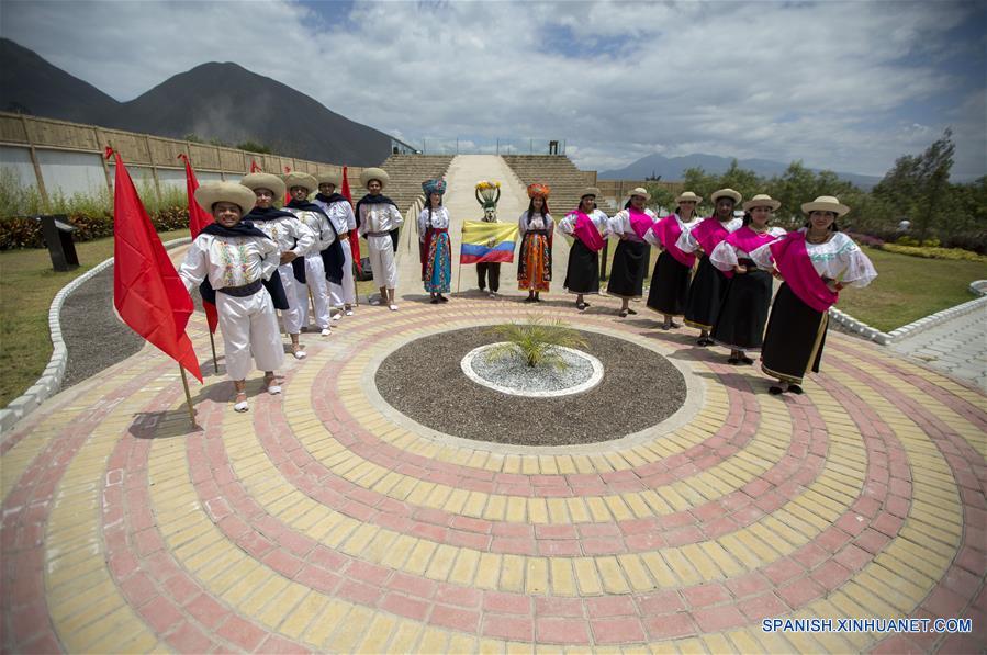 ECUADOR-QUITO-PIRAMIDE-REPLICA-SERIE