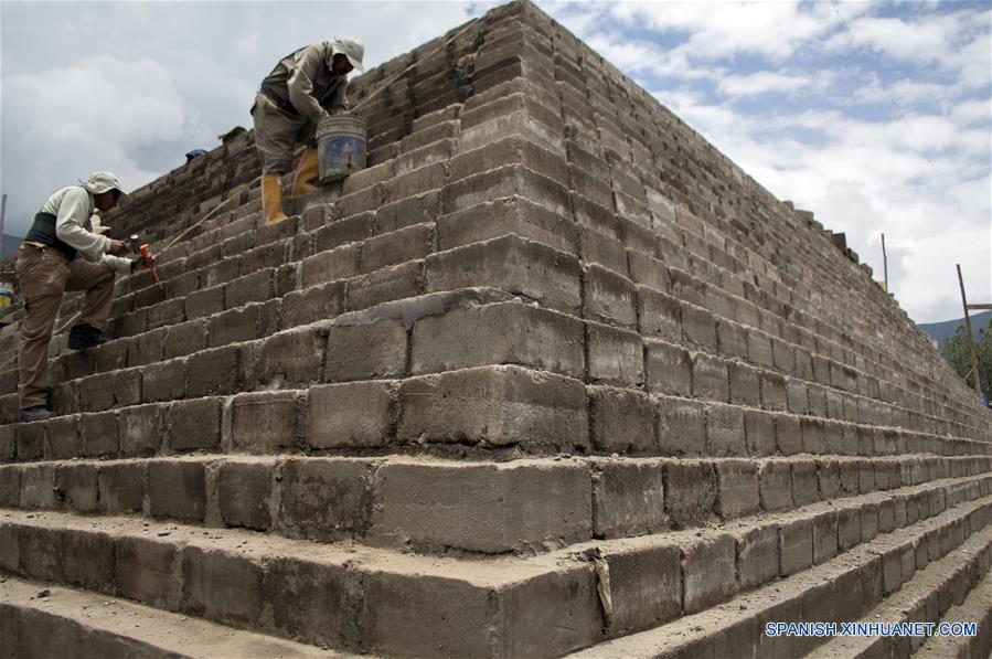 ECUADOR-QUITO-PIRAMIDE-REPLICA-SERIE