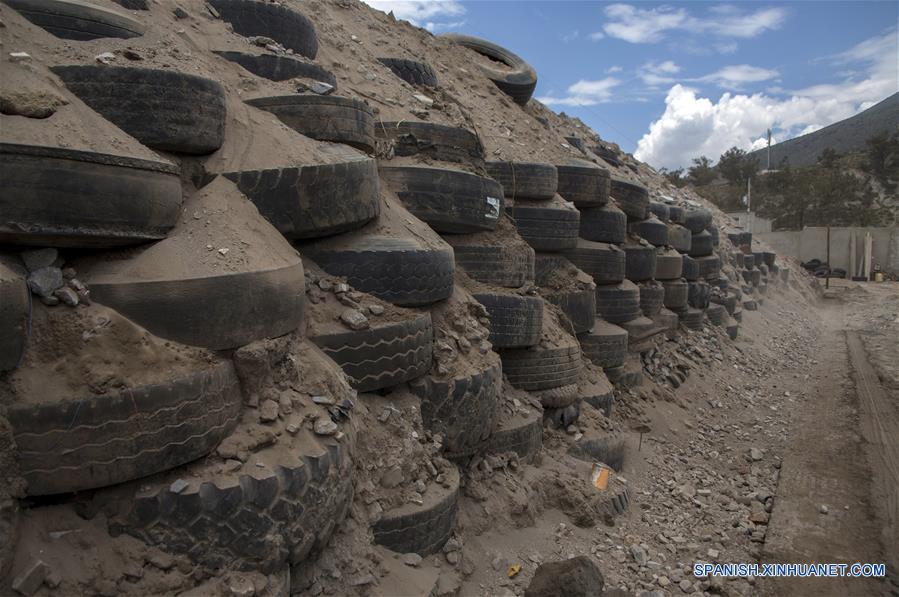 ECUADOR-QUITO-PIRAMIDE-REPLICA-SERIE