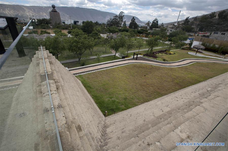 ECUADOR-QUITO-PIRAMIDE-REPLICA-SERIE