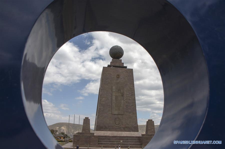 ECUADOR-QUITO-PIRAMIDE-REPLICA-SERIE