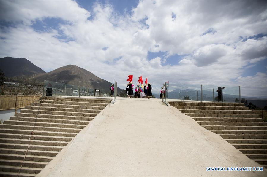 ECUADOR-QUITO-PIRAMIDE-REPLICA-SERIE