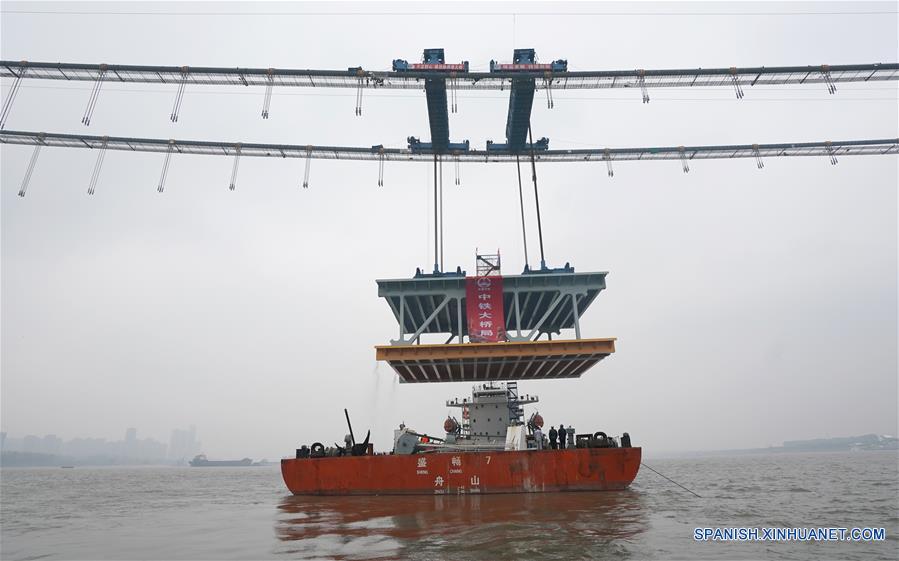 CHINA-WUHAN-PUENTE COLGANTE-CONSTRUCCION