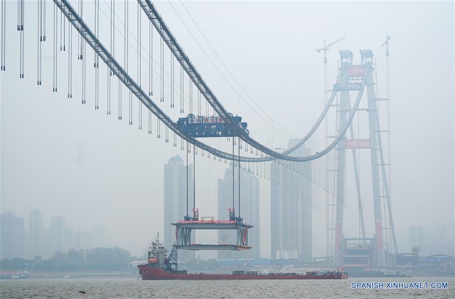 CHINA-WUHAN-PUENTE COLGANTE-CONSTRUCCION