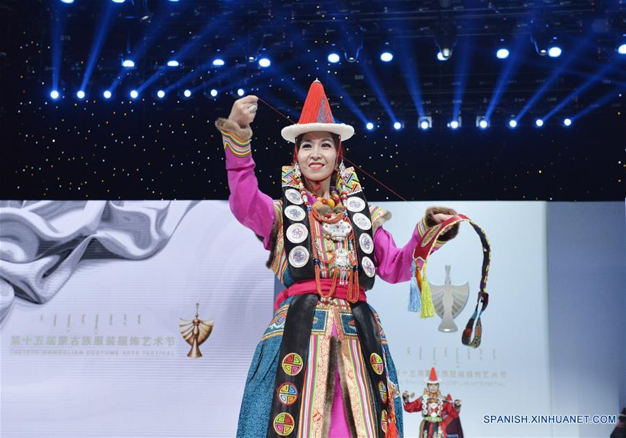 CHINA-HOHHOT-FESTIVAL DE TRAJES