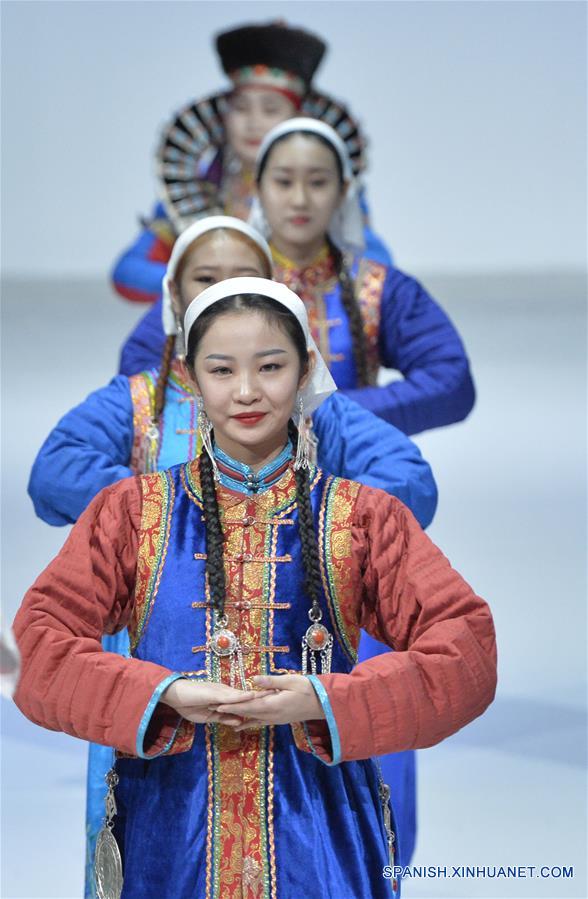 CHINA-HOHHOT-FESTIVAL DE TRAJES