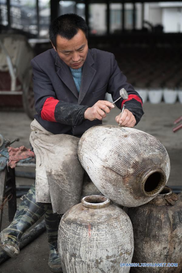 CHINA-ZHEJIANG-ELABORACION DE VINO DE ARROZ