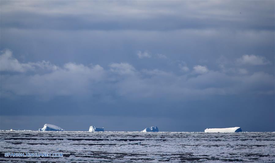 OCEANO ANTARTICO-A BORDO DEL XUELONG-EXPEDICION DE INVESTIGACION ANTARTICA-ICEBERG-SERIE