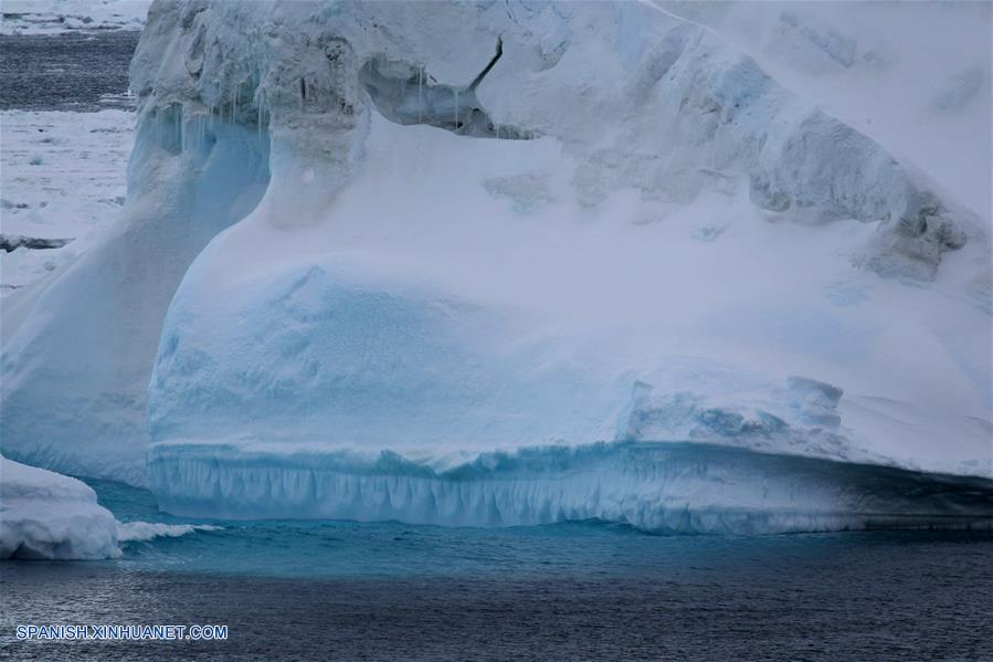 OCEANO ANTARTICO-A BORDO DEL XUELONG-EXPEDICION DE INVESTIGACION ANTARTICA-ICEBERG-SERIE