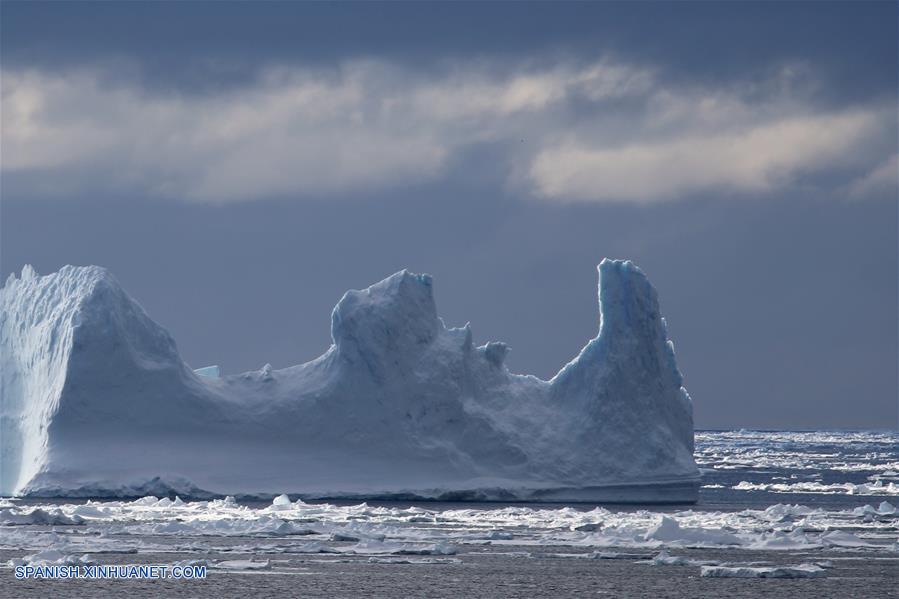 OCEANO ANTARTICO-A BORDO DEL XUELONG-EXPEDICION DE INVESTIGACION ANTARTICA-ICEBERG-SERIE