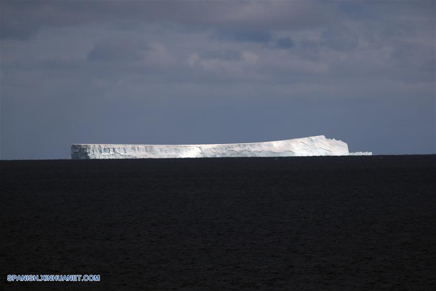 OCEANO ANTARTICO-A BORDO DEL XUELONG-EXPEDICION DE INVESTIGACION ANTARTICA-ICEBERG-SERIE