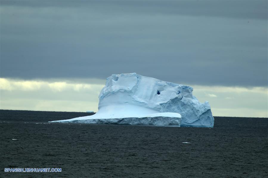 OCEANO ANTARTICO-A BORDO DEL XUELONG-EXPEDICION DE INVESTIGACION ANTARTICA-ICEBERG-SERIE