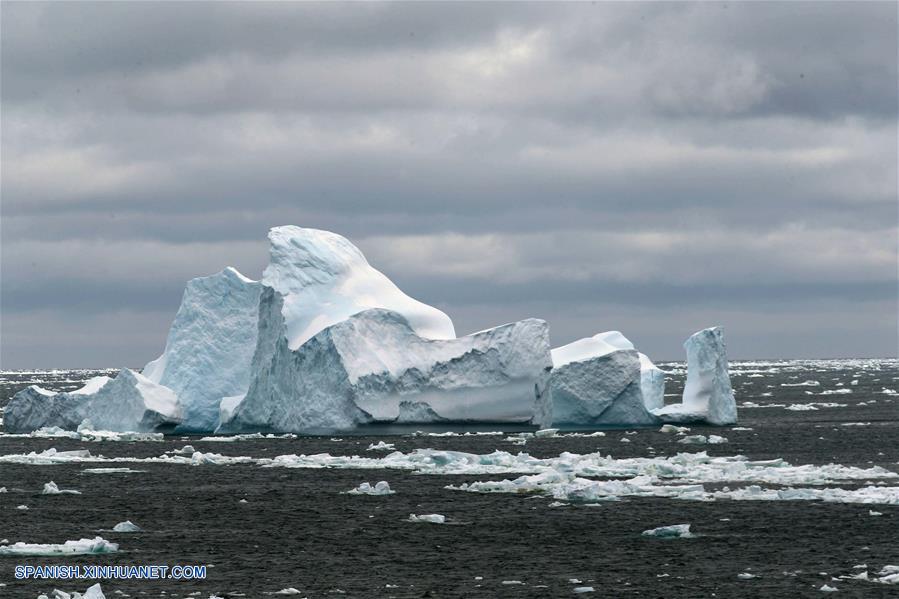 OCEANO ANTARTICO-A BORDO DEL XUELONG-EXPEDICION DE INVESTIGACION ANTARTICA-ICEBERG-SERIE