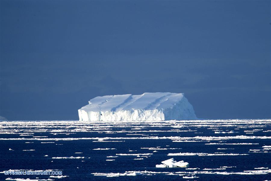 OCEANO ANTARTICO-A BORDO DEL XUELONG-EXPEDICION DE INVESTIGACION ANTARTICA-ICEBERG-SERIE