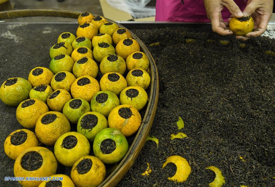 CHINA-GUANGDONG-MANDARINA-COSECHA