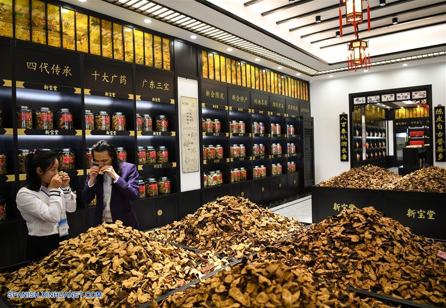 CHINA-GUANGDONG-MANDARINA-COSECHA