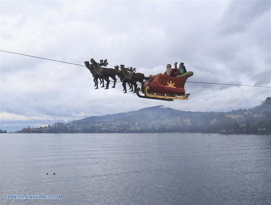 Suiza Espectaculo Volador De Santa Claus Parte De Las Actividades Promocionales Del Mercado Navideno De Montreux Spanish Xinhuanet Com