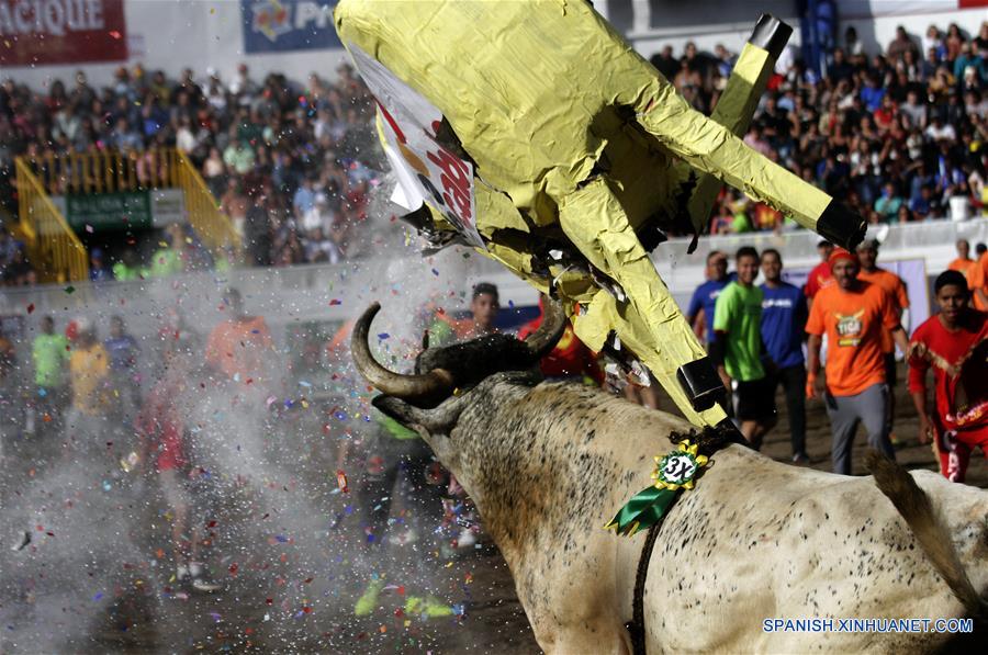Celebran corrida de toros tradicional de Costa Rica