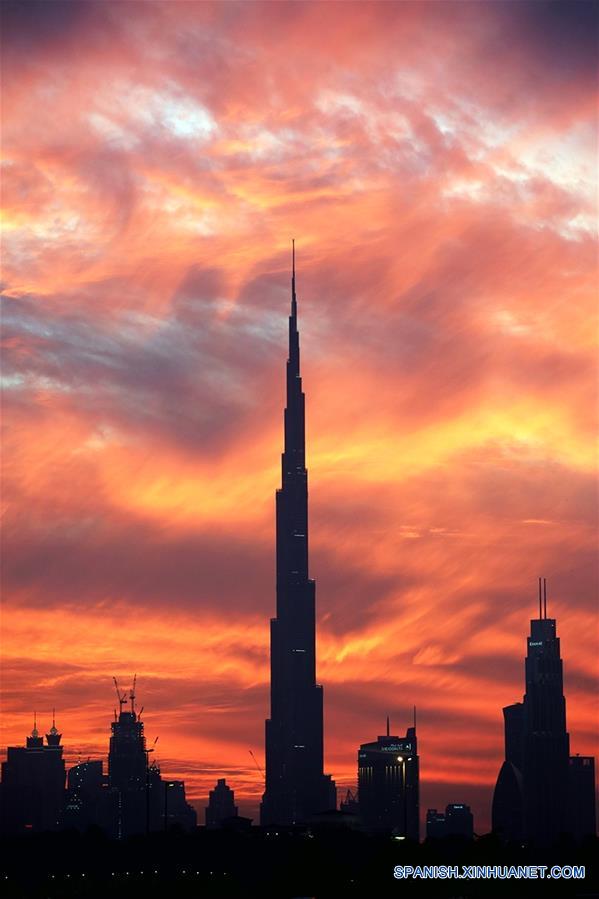 EAU-DUBAI-BURJ KHALIFA-ATARDECER