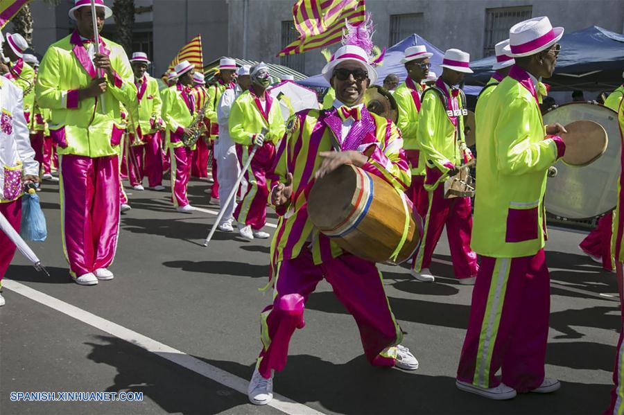 SODAFRICA-CIUDAD DEL CABO-DESFILE DEL JUGLAR-CELEBRACION