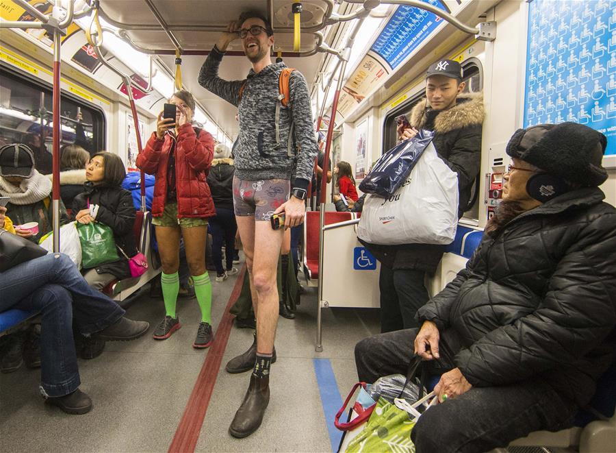 CANADA-TORONTO-VIAJE EN METRO SIN PANTALONES