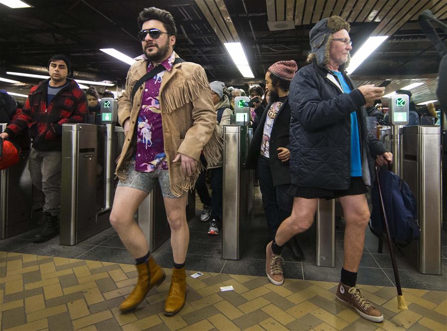 CANADA-TORONTO-VIAJE EN METRO SIN PANTALONES