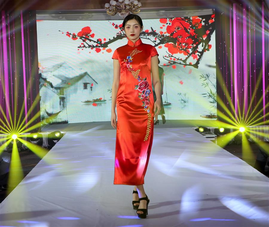 MONGOLIA-ULAN BATOR-FESTIVAL DE PRIMAVERA-MODA