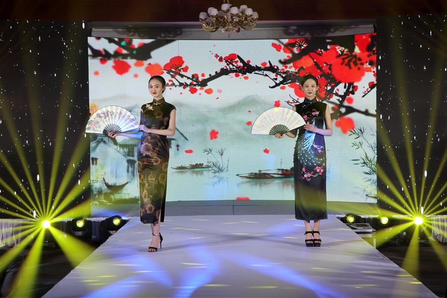 MONGOLIA-ULAN BATOR-FESTIVAL DE PRIMAVERA-MODA