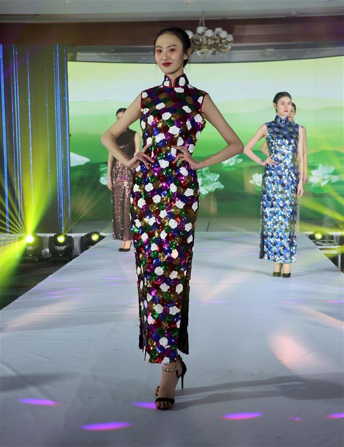 MONGOLIA-ULAN BATOR-FESTIVAL DE PRIMAVERA-MODA