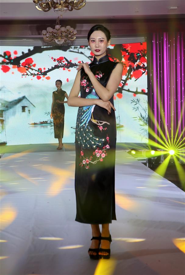 MONGOLIA-ULAN BATOR-FESTIVAL DE PRIMAVERA-MODA