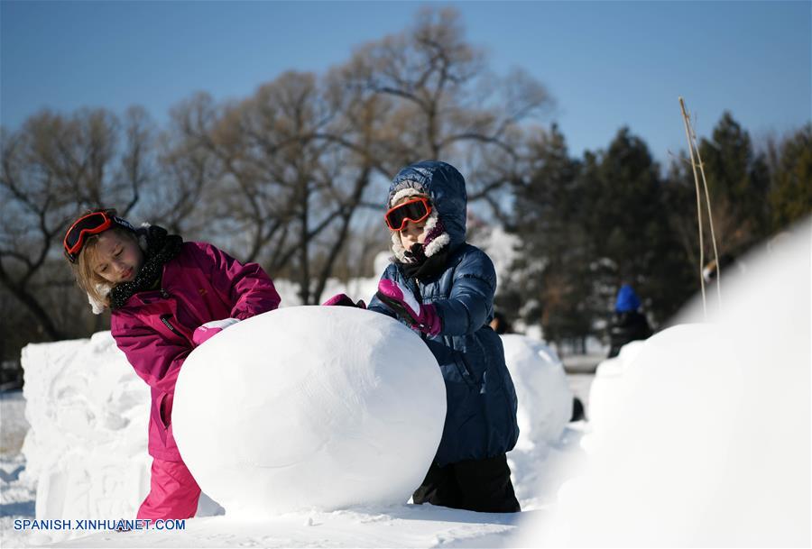 CHINA-HEILONGJIANG-CONCURSO DE ESCULTURA DE NIEVE FAMILIAR  