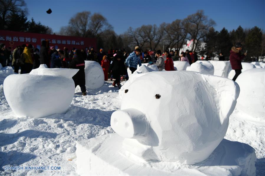 CHINA-HEILONGJIANG-CONCURSO DE ESCULTURA DE NIEVE FAMILIAR  