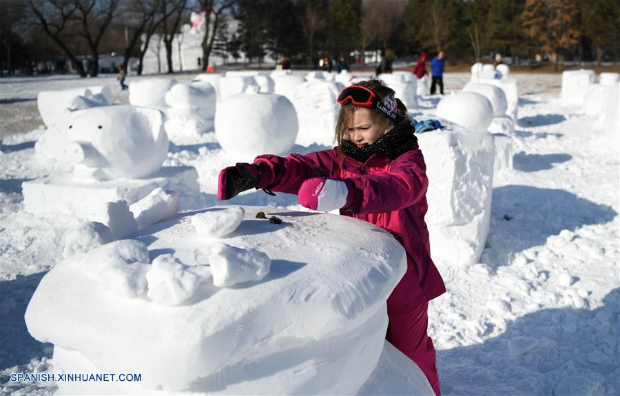 CHINA-HEILONGJIANG-CONCURSO DE ESCULTURA DE NIEVE FAMILIAR  