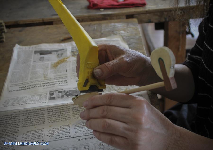 ECUADOR-QUITO-PIANOS-FABRICACION