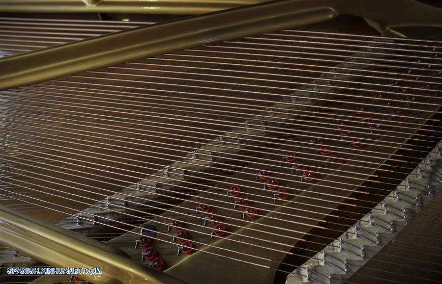 ECUADOR-QUITO-PIANOS-FABRICACION