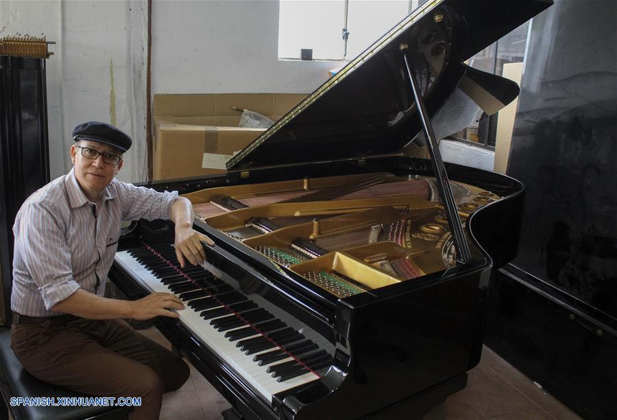 ECUADOR-QUITO-PIANOS-FABRICACION