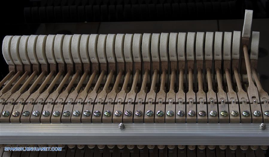 ECUADOR-QUITO-PIANOS-FABRICACION