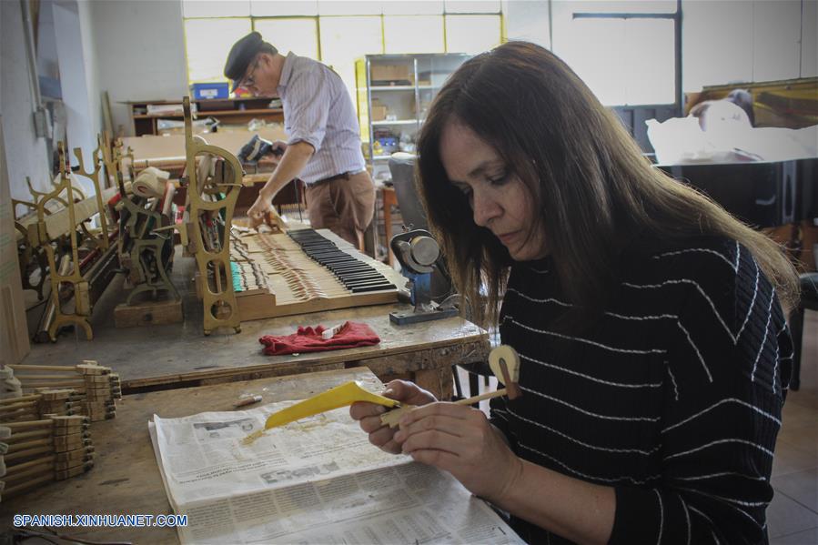 ECUADOR-QUITO-PIANOS-FABRICACION