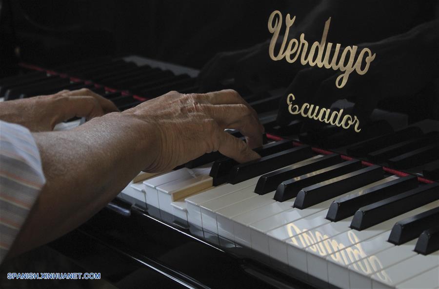ECUADOR-QUITO-PIANOS-FABRICACION