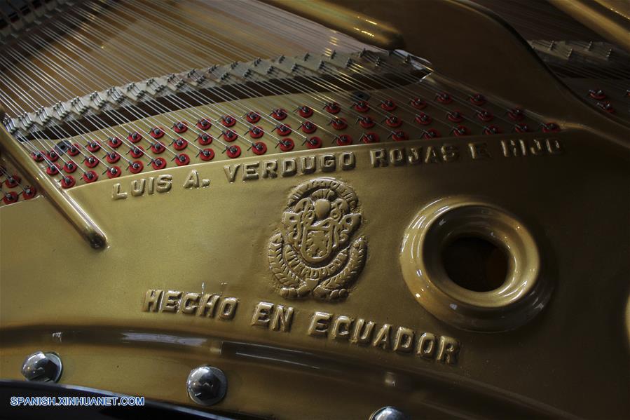 ECUADOR-QUITO-PIANOS-FABRICACION