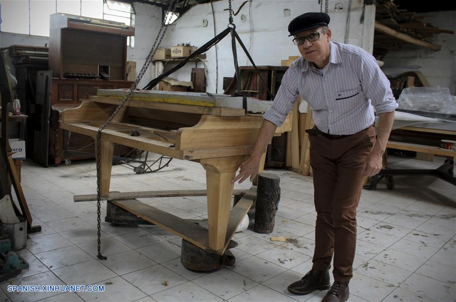 ECUADOR-QUITO-PIANOS-FABRICACION