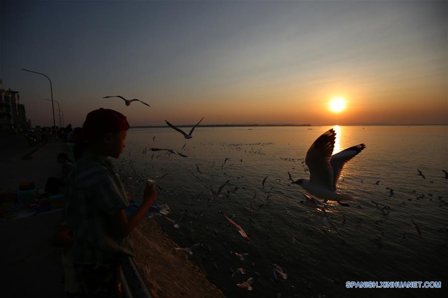 MYANMAR-MAWLAMYINE-GAVIOTAS-PUESTA DE SOL