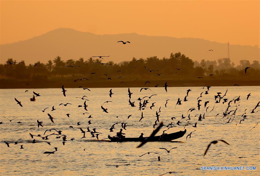 MYANMAR-MAWLAMYINE-GAVIOTAS-PUESTA DE SOL