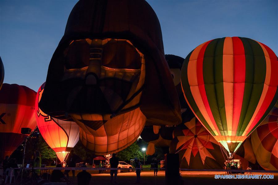 NUEVA ZELANDA-HAMILTON-FESTIVAL DEL GLOBO AEROSTATICO-BRILLO NOCTURNO