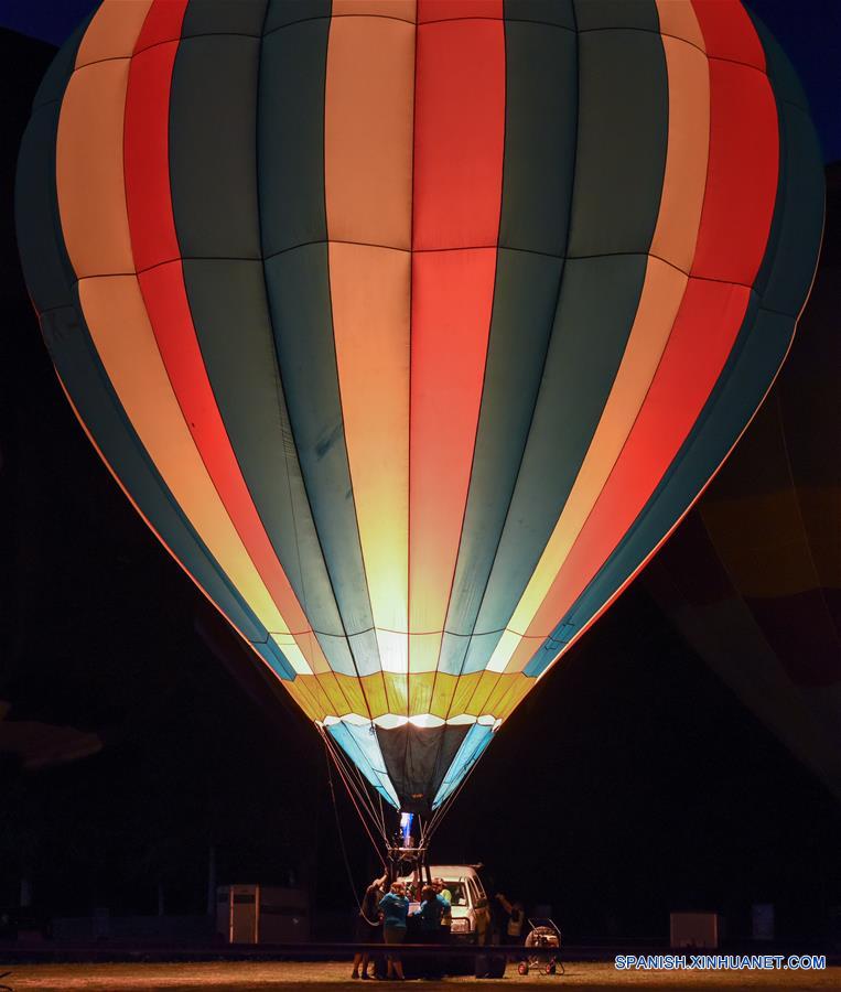 NUEVA ZELANDA-HAMILTON-FESTIVAL DEL GLOBO AEROSTATICO-BRILLO NOCTURNO