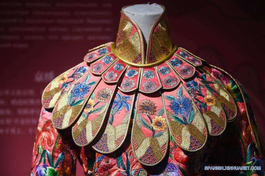 （国际）（8）中国丝绸服装展在莫斯科开幕
