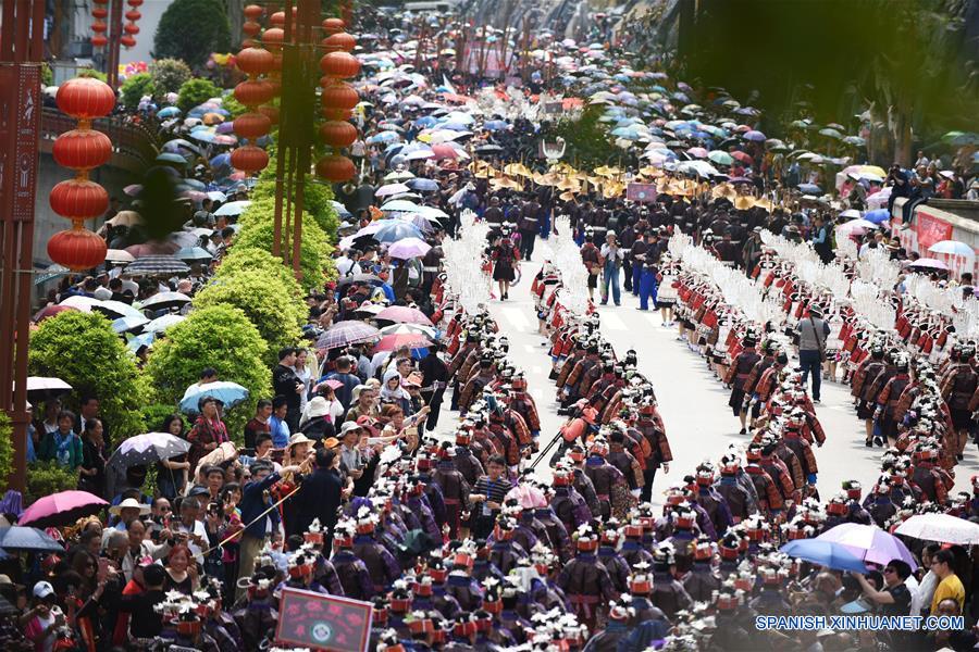 CHINA-GUIZHOU-GRUPO ETNICO MIAO-FESTIVAL DE LAS HERMANAS