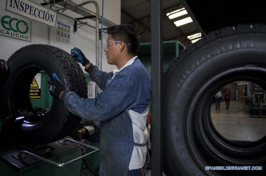ECUADOR-QUITO-RECICLAJE LLANTAS-SERIE