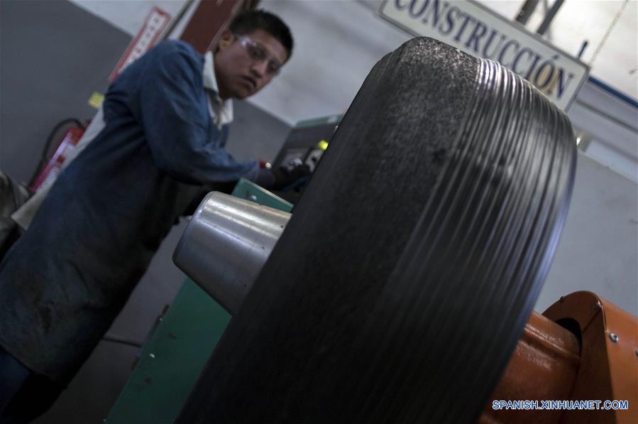 ECUADOR-QUITO-RECICLAJE LLANTAS-SERIE